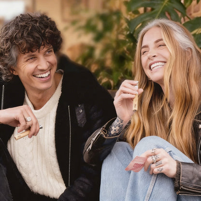 Couple souriant utilisant l'inhalateur naturel INSPIR – alternative saine à la cigarette